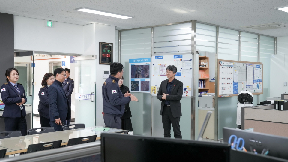 임승관 청장이 국립목포검역소에 방문해 검역 업무 현황을 보고 받고 있다.